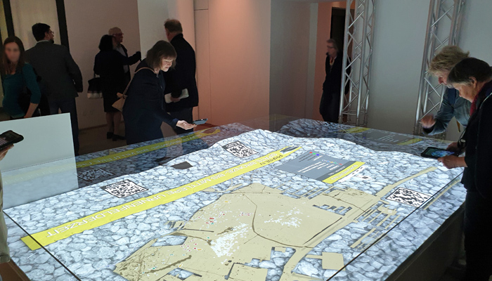3D-Projektion auf Landschaftsmodell mit digitalen Inhalten für das eigene Smartphone oder Tablet